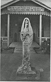 Statue de la Résignation devant l'ossuaire provisoire de Douaumont (vers 1920).