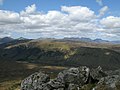 Blick vom Westrand des Gipfelplateaus nach Nordwesten über Glen Carron mit der A890