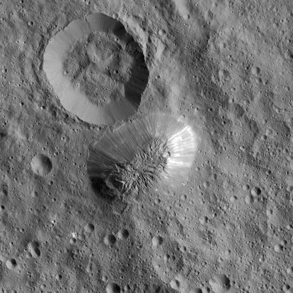 Файл:PIA20348 crop - Ceres' Ahuna Mons top view.jpg