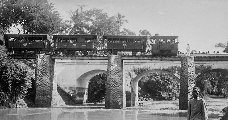 File:PSSM B16 tram on bridge.jpg