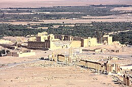 Palmyra, view from Qalaat Ibn Maan, Temple of Bel and colonnaded axis.jpg
