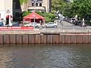 Strandrækværk ved Schiffbauerdamm på det punkt, hvor en pankearm strømmer ind i Spree