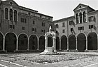 Chiesa di Santa Maria Gloriosa dei Frari, Venezia.  Chiostro Sant'Antonio.  Foto di P. Monti.  1968