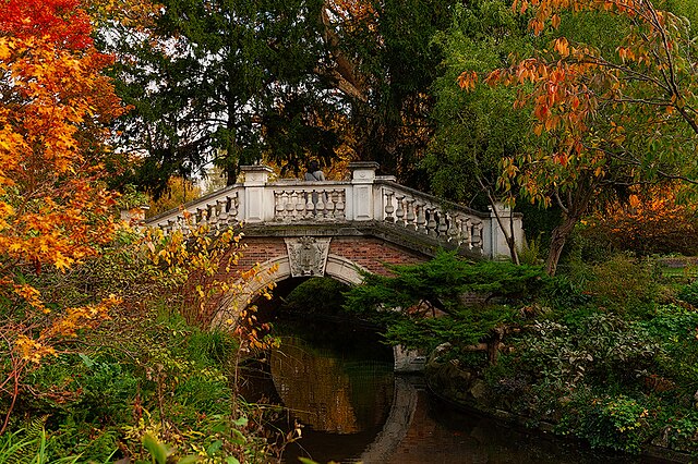 Bridge in Parc Monceau