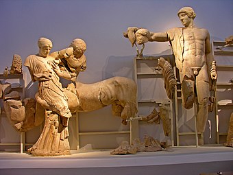 Fronton Ouest. Hippodamie (épouse de Pirithoos) et le centaure Eurithion, Pirithoos et Apollon.
