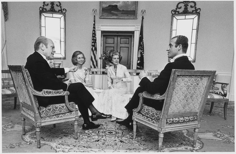 File:Photograph of President Gerald Ford, First Lady Betty Ford, King Juan Carlos I, and Queen Sophia Chatting in the... - NARA - 186832.tif