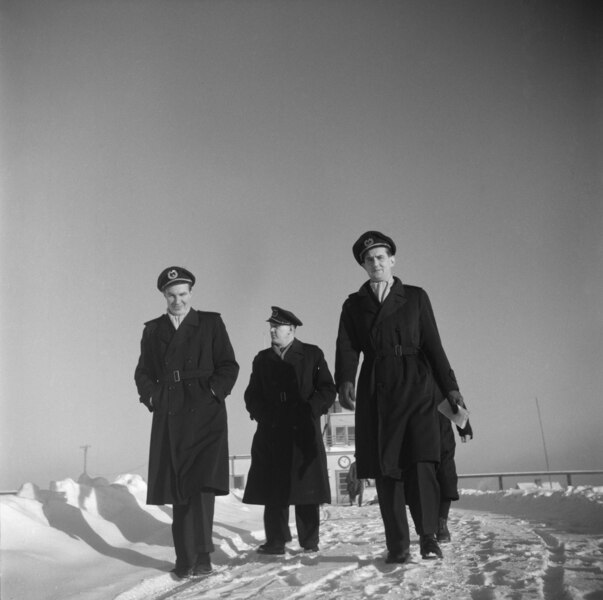 File:Pilots at Tampere Airport 1950 (JOKAUAS4 9-1).tif