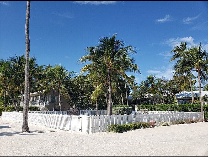 File:Pioneer Cemetery Islamorada Florida.jpg