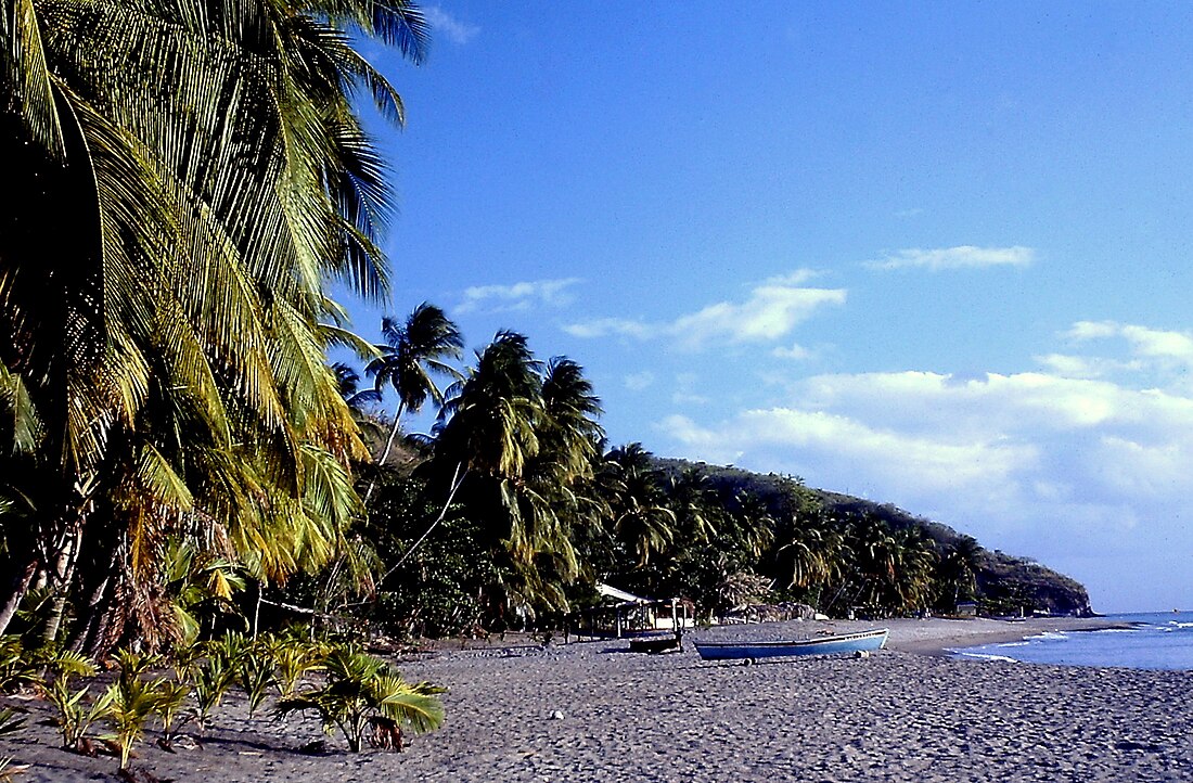 File:Plage du Carbet, Martinique (janvier 1982).jpg