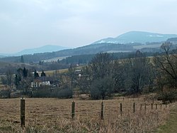 Pohled na Planskou od severozápadu, v pozadí vpravo Chlum (1151 m) ve vojenském újezdu Boletice