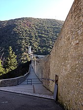 Strada con muraglione e parapetto