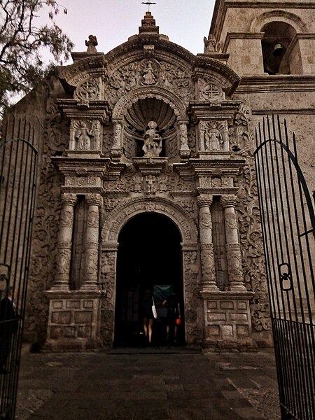 File:Portada de la iglesia de Yanahuara, Arequipa.jpg