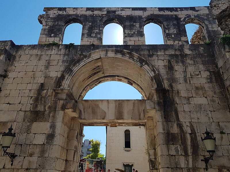 File:Porte dans la vieille ville de Split 1.jpg