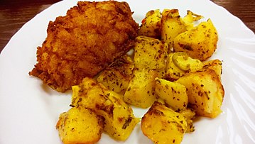 Pozharsky cutlet served with sautéed potatoes