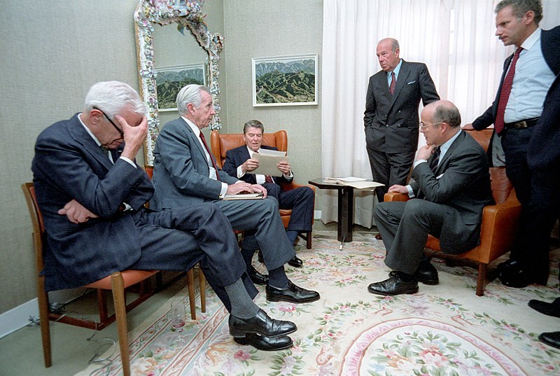 File:President Ronald Reagan in a staff briefing with Ken Adelman, George Shultz, Donald Regan, Paul Nitze, Max Kampelman, and John Poindexter.jpg