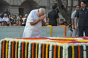 Prime Minister Narendra Modi pays tribute to Mahatma Gandhi on Gandhi Jayanti 2016.jpg