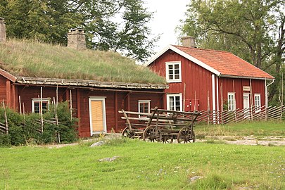 Linnéstugan och hembygdsmuseet till höger.