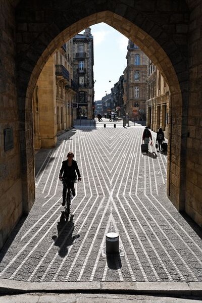 File:Résonance de la Grosse Cloche (2002-2007). Bordeaux, rue St James.jpeg