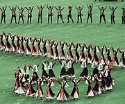 רקדנים בתוכנית האמנותית של אולימפיאדת מוסקבה (1980)