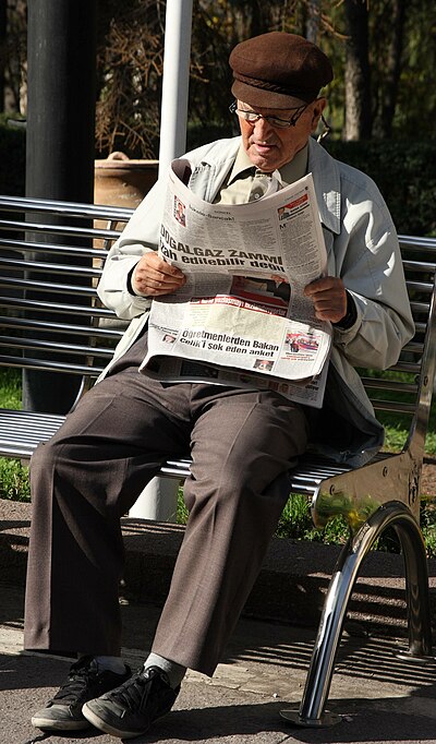 This newspaper reading read. Человек с газетой. Парень с газетой. Читает газету. Дед с газетой.