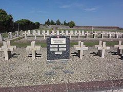 Le carré militaire avec le mémorial des soldats ribemontais.