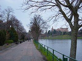 De rivier de Ness, met rechts Inverness Castle