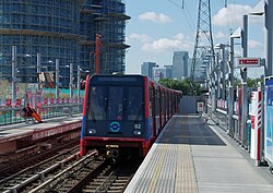 'n DLR-trein kom in Royal Victoria-stasie aan