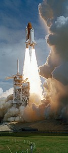 Discovery diluncurkan dari Kennedy Space Center.
