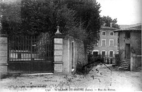 Saint-Alban-du-Rhone rue du Rhone, 1925, p182 de L'Isère les 533 communes - cl G D, coll de l'Hotel Rolland.jpg
