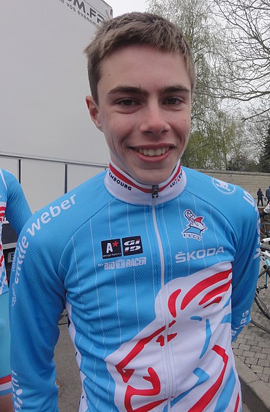 File:Saint-Amand-les-Eaux - Paris-Roubaix juniors, 14 avril 2019, départ (A064).JPG