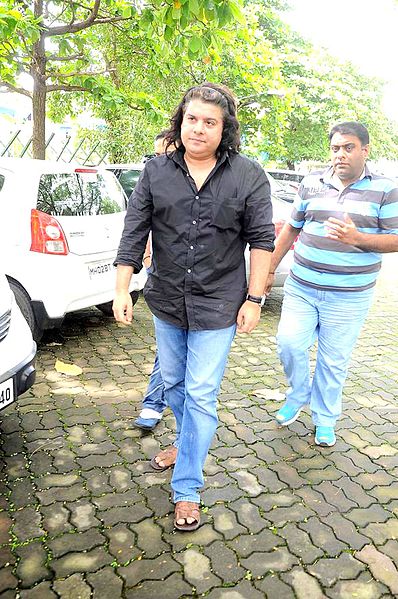 File:Sajid Khan, Farhad at Dara Singh's funeral 14.jpg