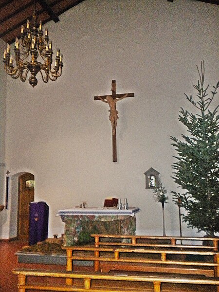 File:Santa Caterina d'Alessandria (Carmignanello,Cantagallo) - interior-altar.jpg