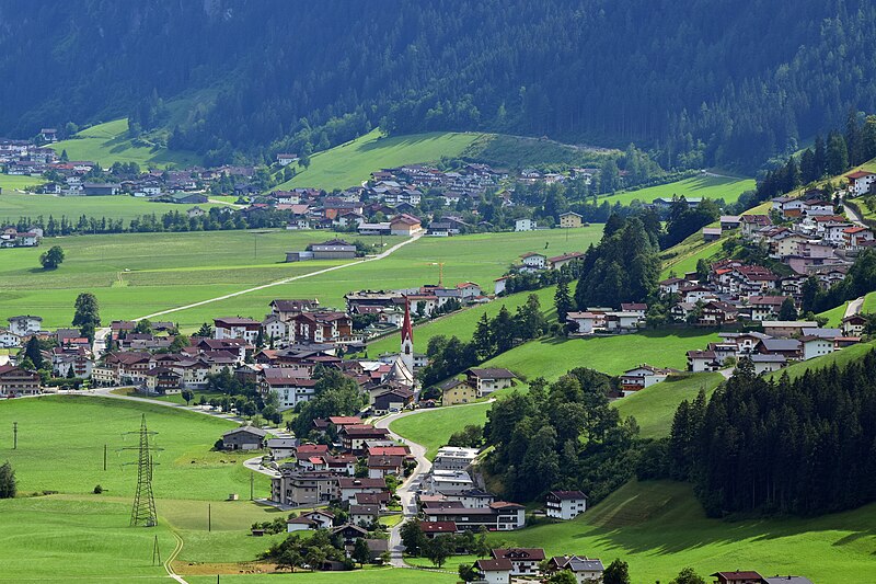 File:Schwendau und Ortsansicht Hippach-Dorf.jpg