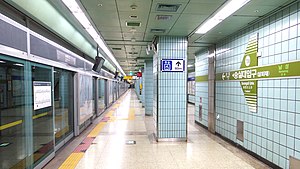 Seoul-metro-738-Soongsil-sveučilište-kolodvor-platforma-20191023-133238.jpg