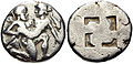 Thasitischer Silber-Stater: Silen und Nymphe, etwa 435–411 v. Chr. (Le Rider: Thasiennes 6), SNG Copenhagen 209034 (21 mm, 8,57 g), dritte Silenprägung