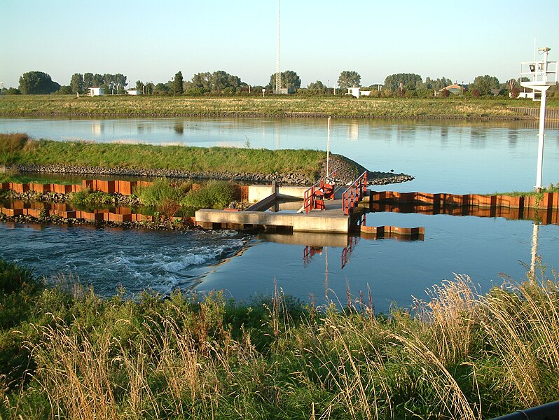 File:Sluis- en stuwcomplex Hagestein Vispassage.JPG