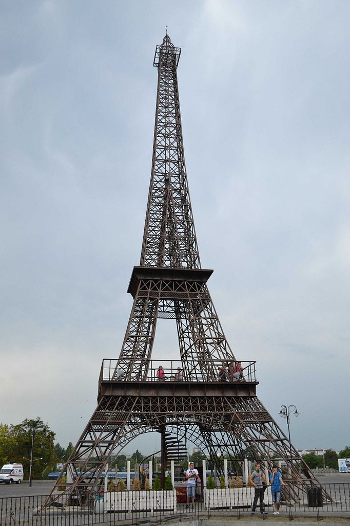 File:Small copy of Eiffel Tower.jpg - Wikimedia Commons