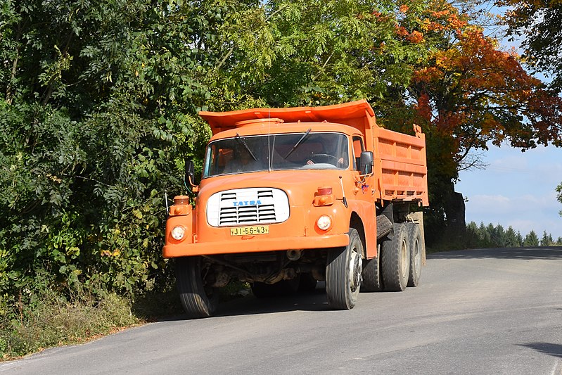 File:Sněžné-Tatra-na-cestě-u-hřbitova2017.jpg