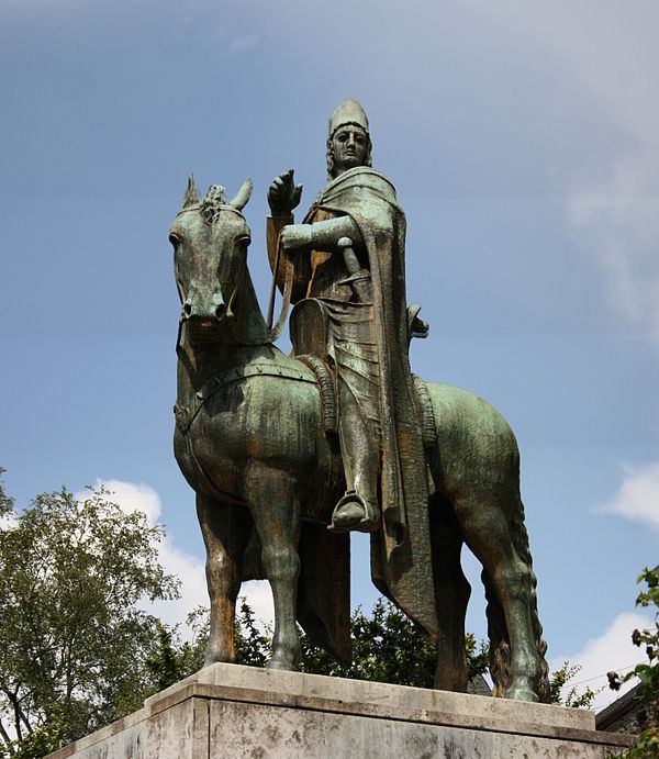 Statue of Archbishop Engelbert at Schloss Burg (sculptor Paul Wynand)