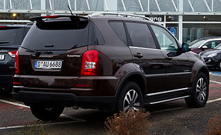 SsangYong Rexton W RX200e-XDi Sapphire (2. Facelift) – Heckansicht (1), 4. Januar 2014, Düsseldorf