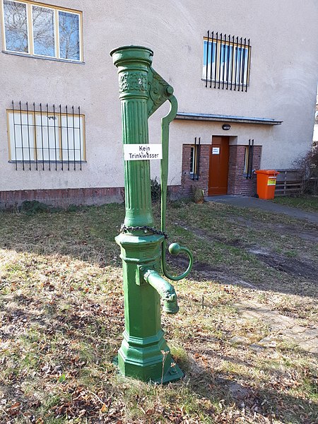 File:Steglitz Paulsenstraße 22 Wasserpumpe.jpg