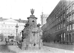 Stortorgsbrunnen framför Brunkebergs hotell 1910