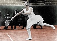 Suzanne Lenglen dalam aksi di sekitar tahun 1920