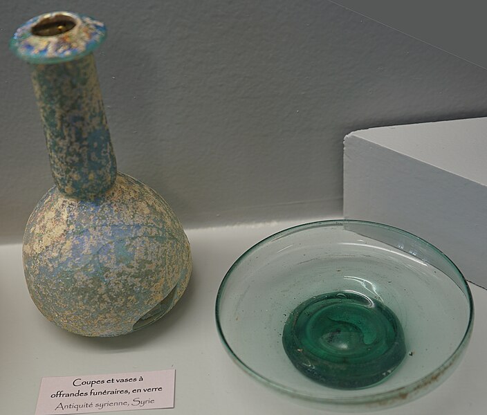 File:Syrie verre à offrande funéraire 41045.jpg