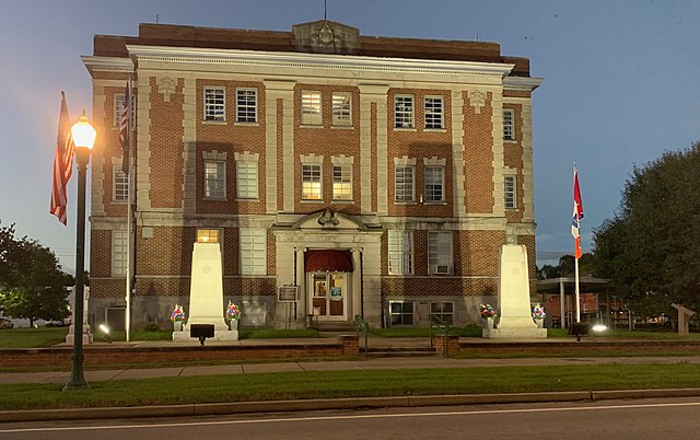 Perry County Courthouse in Linden