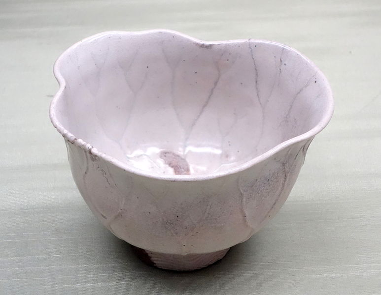 File:Tea Bowl in Shape of Lotus Leaf, Satsuma ware, Edo period, 17th century, white glaze - Tokyo National Museum - DSC06057.JPG