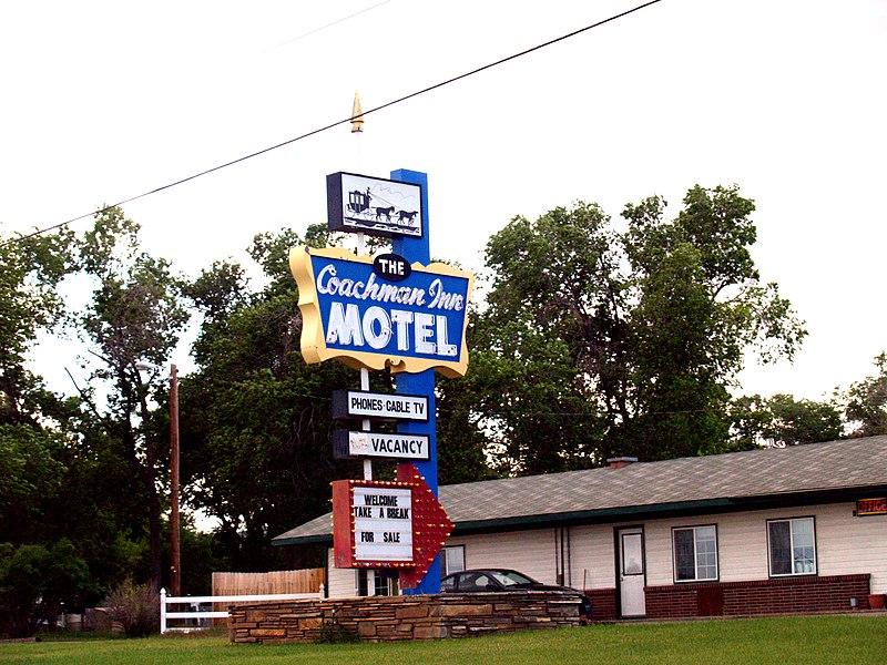 File:The Coachman Inn Motel - panoramio.jpg