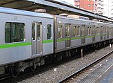暫定編成時代の10-300R形先頭車と中間車（2005年2月26日、笹塚）。
