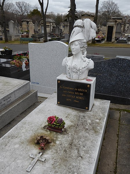 File:Tombe de Cécile Sorel, cimetière du Montparnasse (avec buste le 15-03-2019).jpg