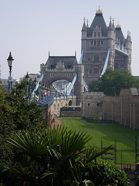 File:Tower-bridge-and-tower-of-london.jpg